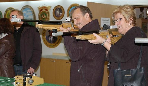 Stadträte am Schießstand